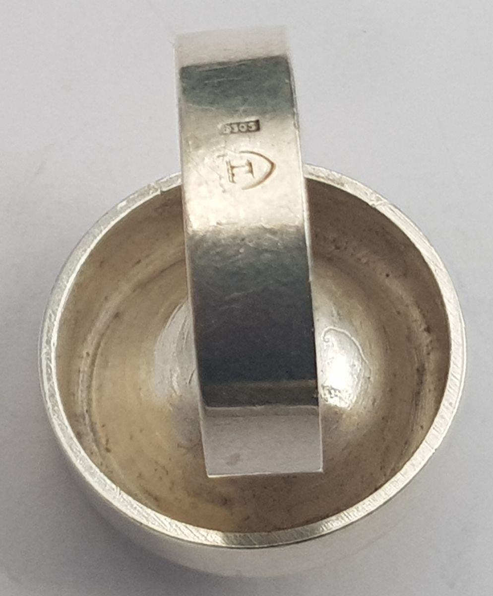 Sølvring i 830 S med lilla sten. Muligens fra Thune.