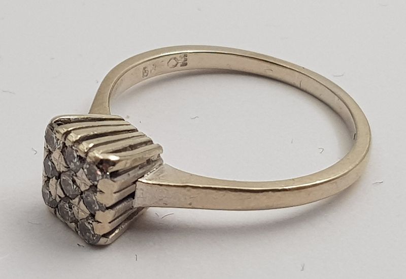 Ring i 14 K med 9 diamanter