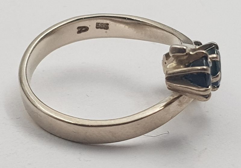 Ring i 14 K hvitt gull med 3 stener