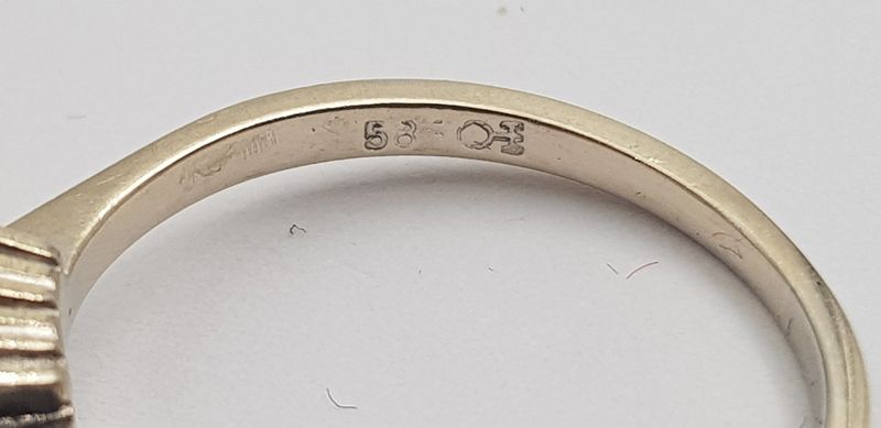 Ring i 14 K med 9 diamanter