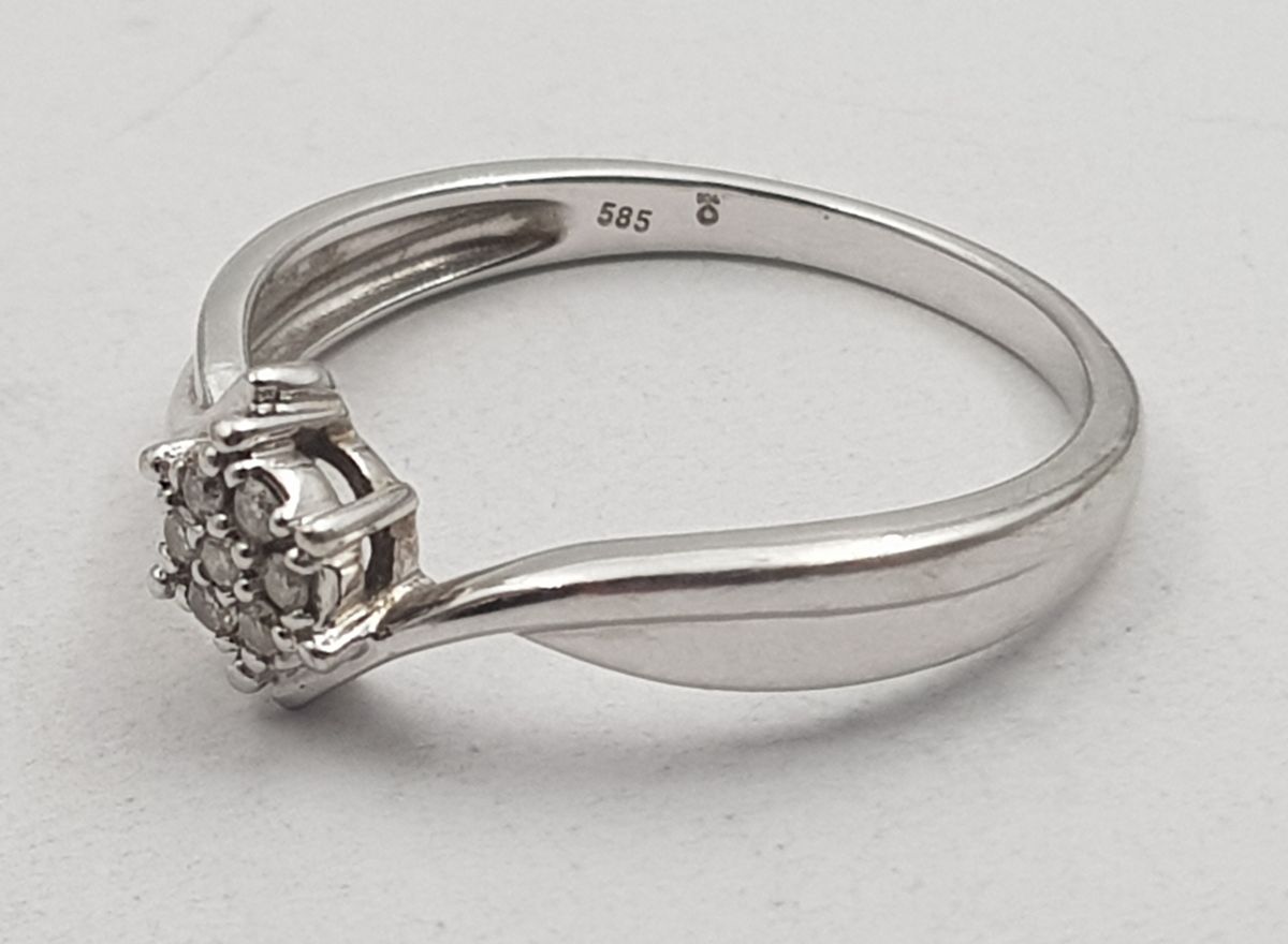 Ring i 14 K med 7 diamanter