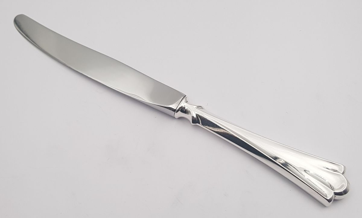 Lilje: Liten spisekniv med kort skaft 21,8 cm.