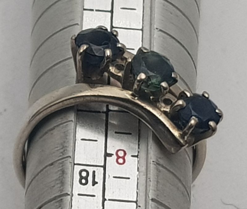 Ring i 14 K hvitt gull med 3 stener