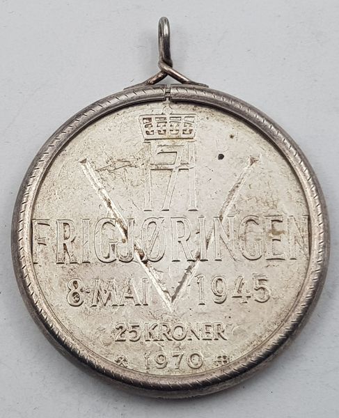 Hovedbilde 25 kr 1970 påmontert anhengsring.