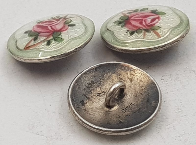 Knapper i 925S og emalje av Aksel Holmsen